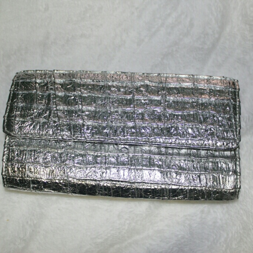 Cecelia Metallic Clutch